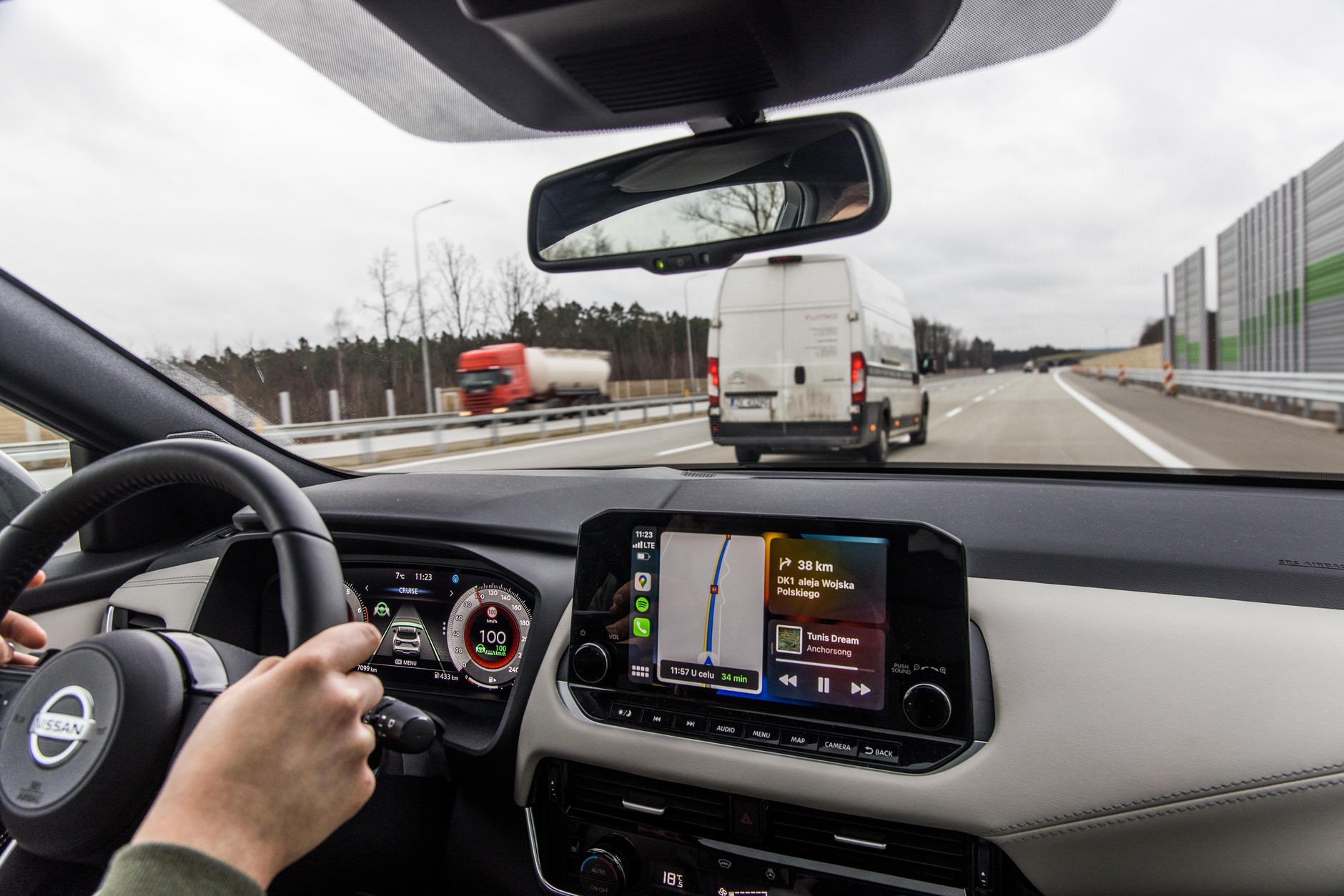 Busy to nie ciężarówki, więc mogą wyprzedzać.