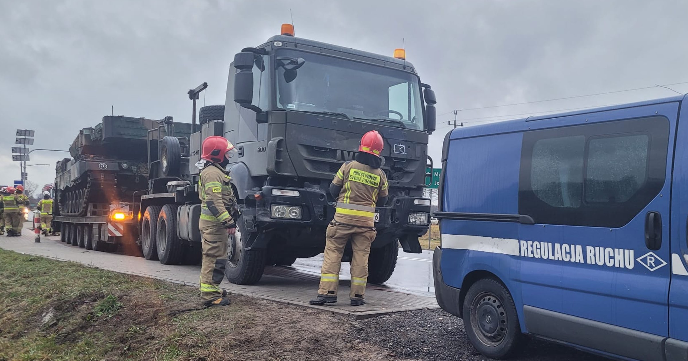 Wypadek na DK 50 z udziałem kolumny wojskowej transportującej czołg