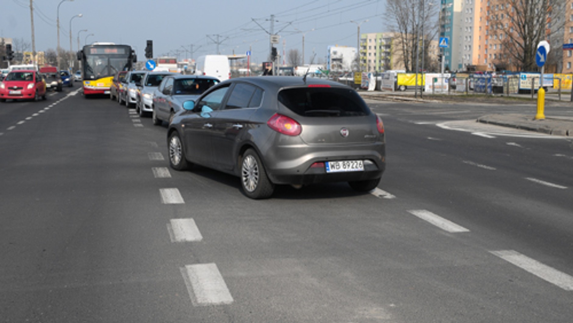 Skręcanie w lewo na dużych skrzyżowaniach może powodować trudności. Kierowcy czasem nie wiedzą, którą stroną się minąć