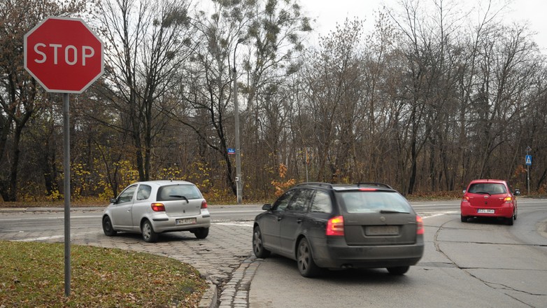 Kierowcy nie muszą się zatrzymywać przy znaku stop. Prawo dokładnie wskazuje, gdzie powinni