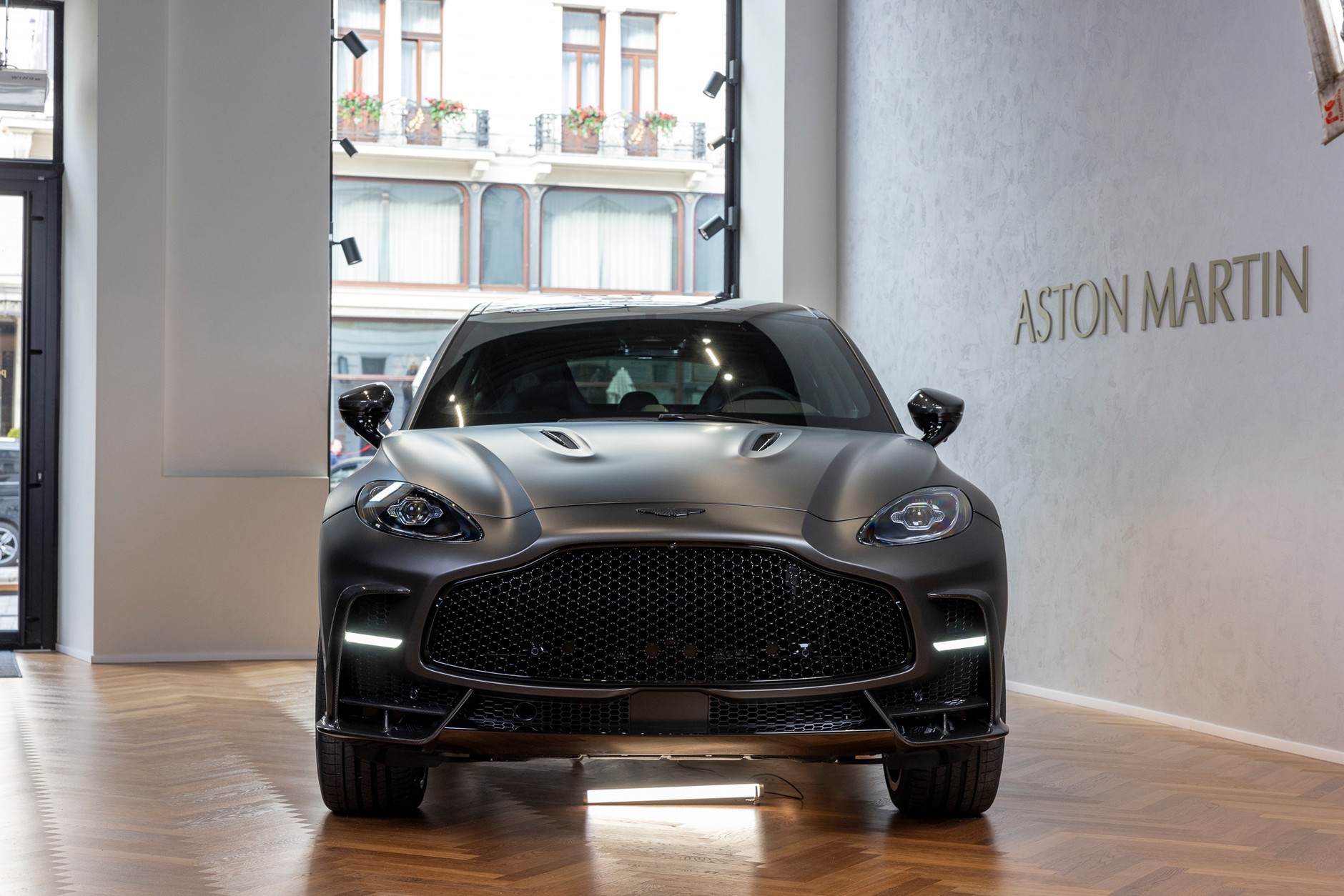 Aston Martin DBX S