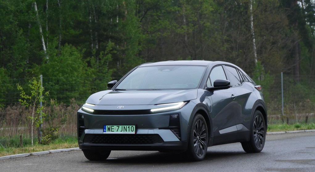 Toyota C-HR+ Executive AWD: wygląda znajomo, ale ze spalinową Toyotą C-HR poza nazwą ma niewiele wspólnego. 