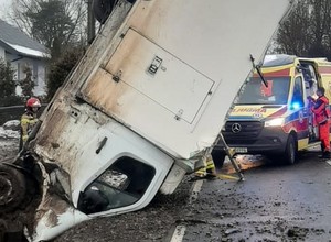 Nagle stracił panowanie nad busem. Zatrzymał się pionowo w rowie