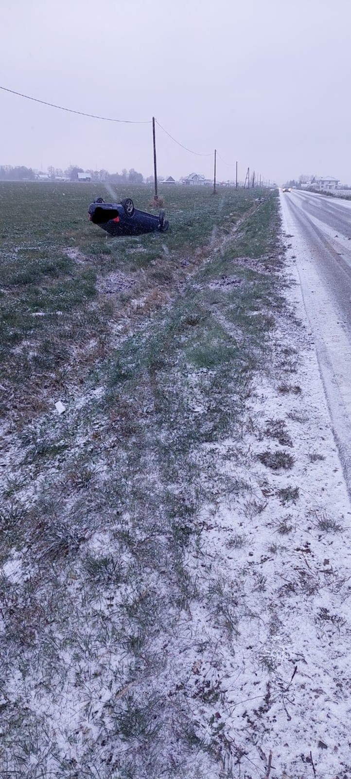 Dachowanie na prostym odcinku drogi na Mazowszu