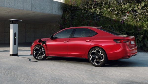 Skoda Superb z napędem hybrydowym w Polsce. Znamy ceny