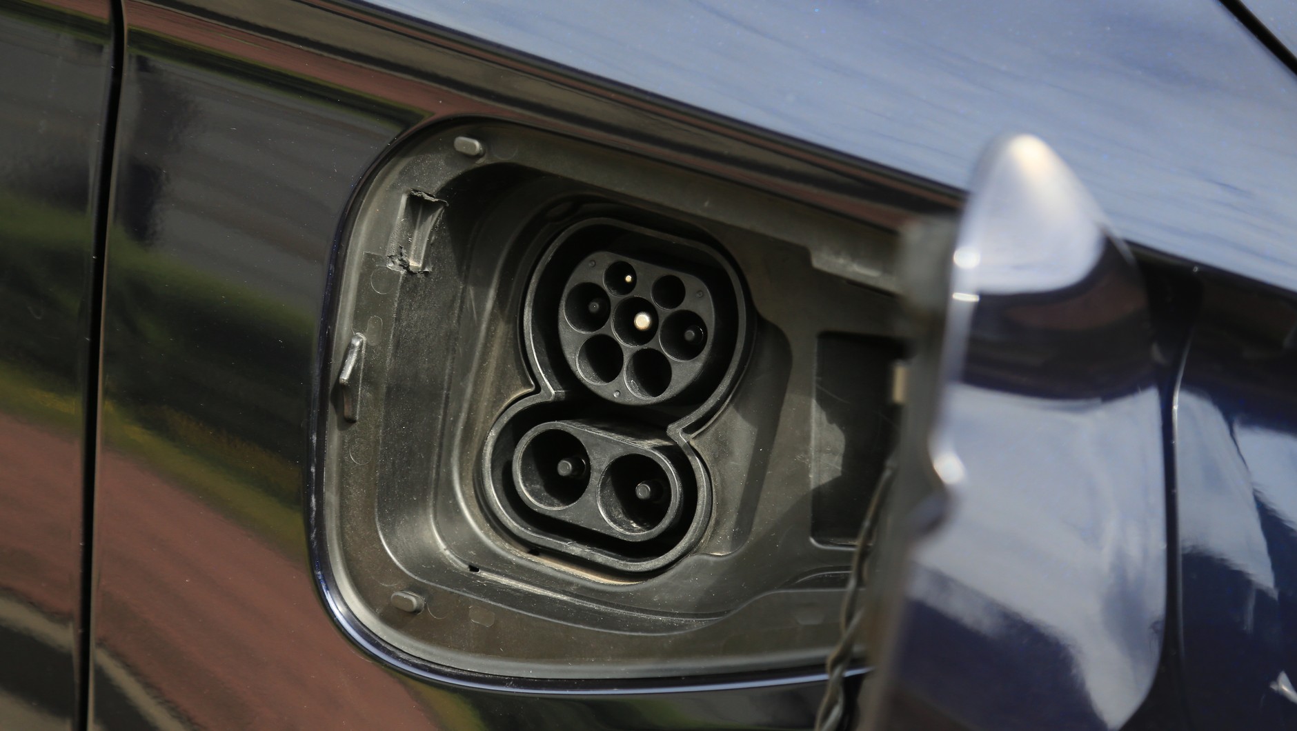 Ładowanie akumulatora 72 kWh prądem stałym od 20 do 70 proc. zajmuje wg producenta 30 min. Klapka zasłaniająca gniazda ładowania miała urwany zawias.