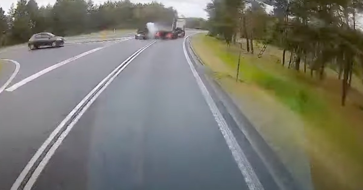 Naczepa wyjechała z pasa ruchu i zmiotła auto osobowe
