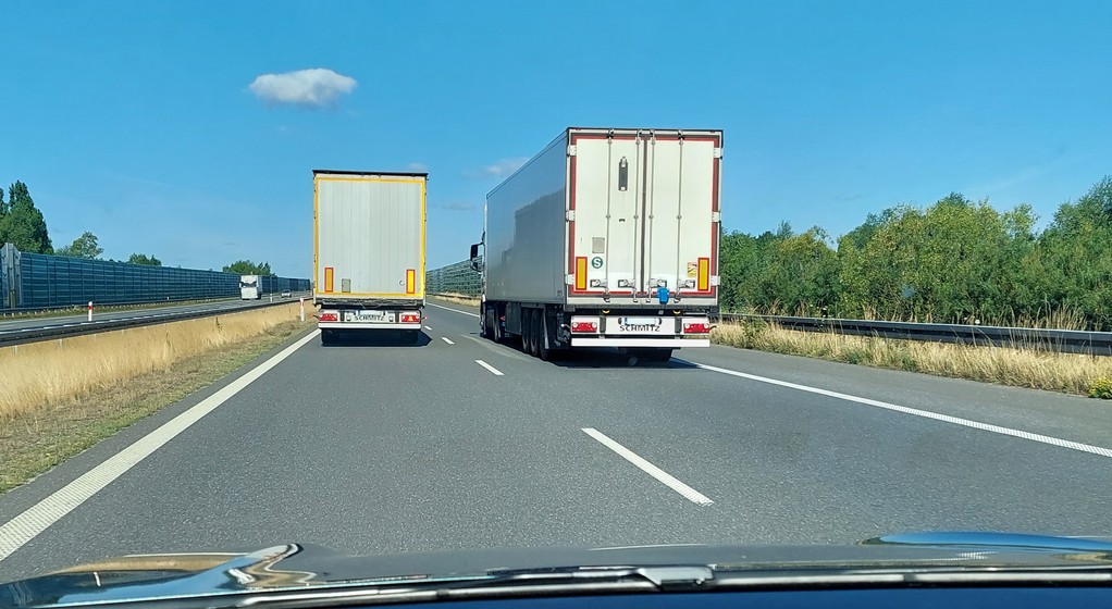 Wyprzedzające się ciężarówki