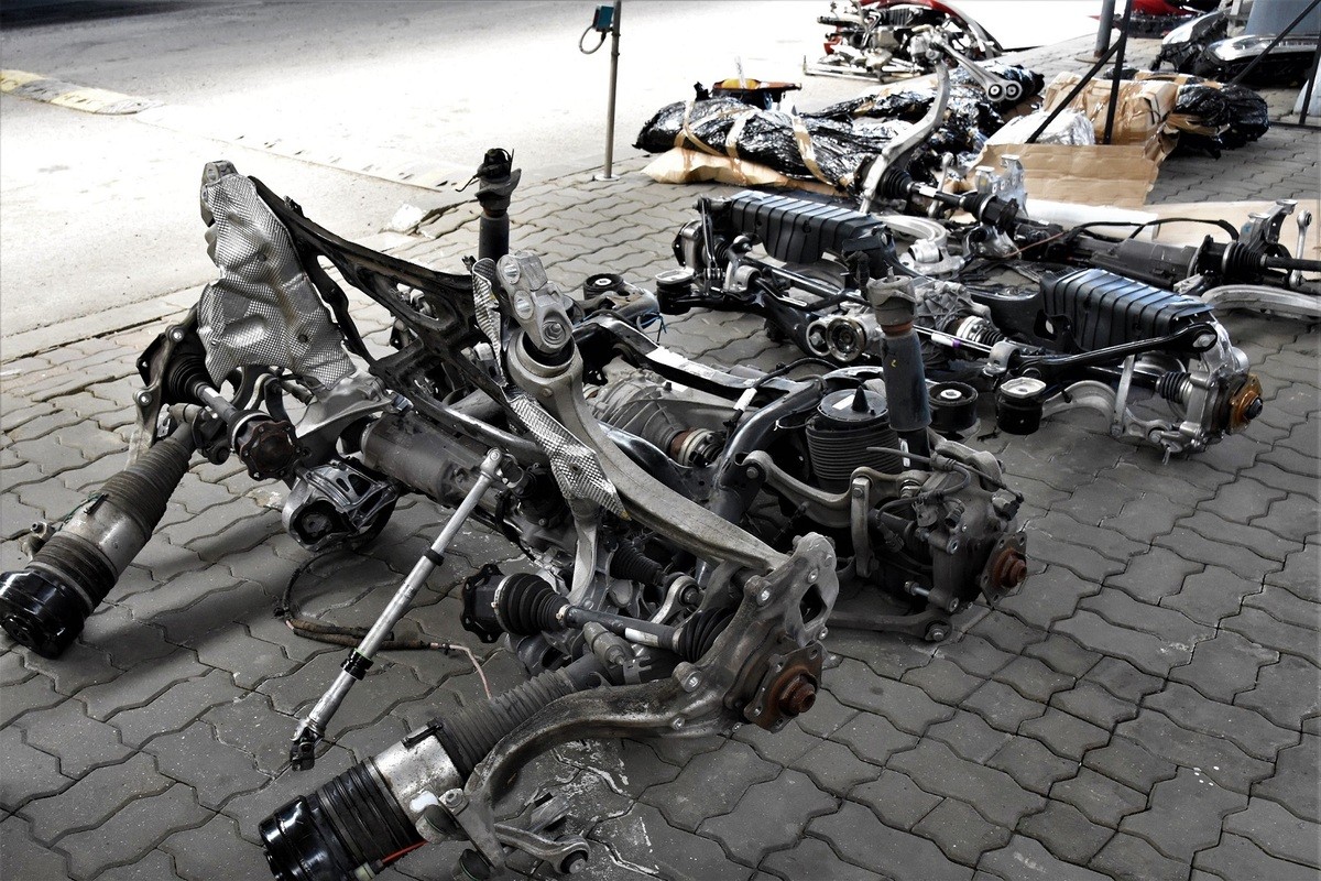 Straż graniczna odzyskała części z dwóch Audi Q7 skradzionych w Niemczech