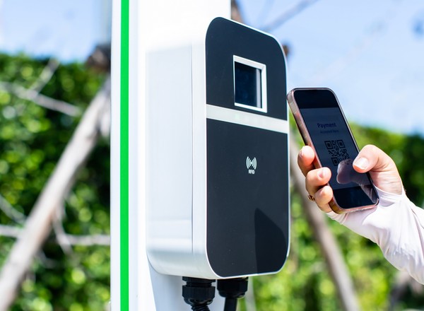 W kierowców elektryków "wycelowano" nową broń. Na te kody łatwo się nabrać