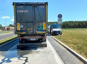 Inspektorzy dostali sygnał od kierowcy. Za tą ciężarówką nie dało się jechać