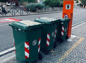 Fotoradar stojący przy śmietniku w Bolzano. Niespodzianka dla kierowców