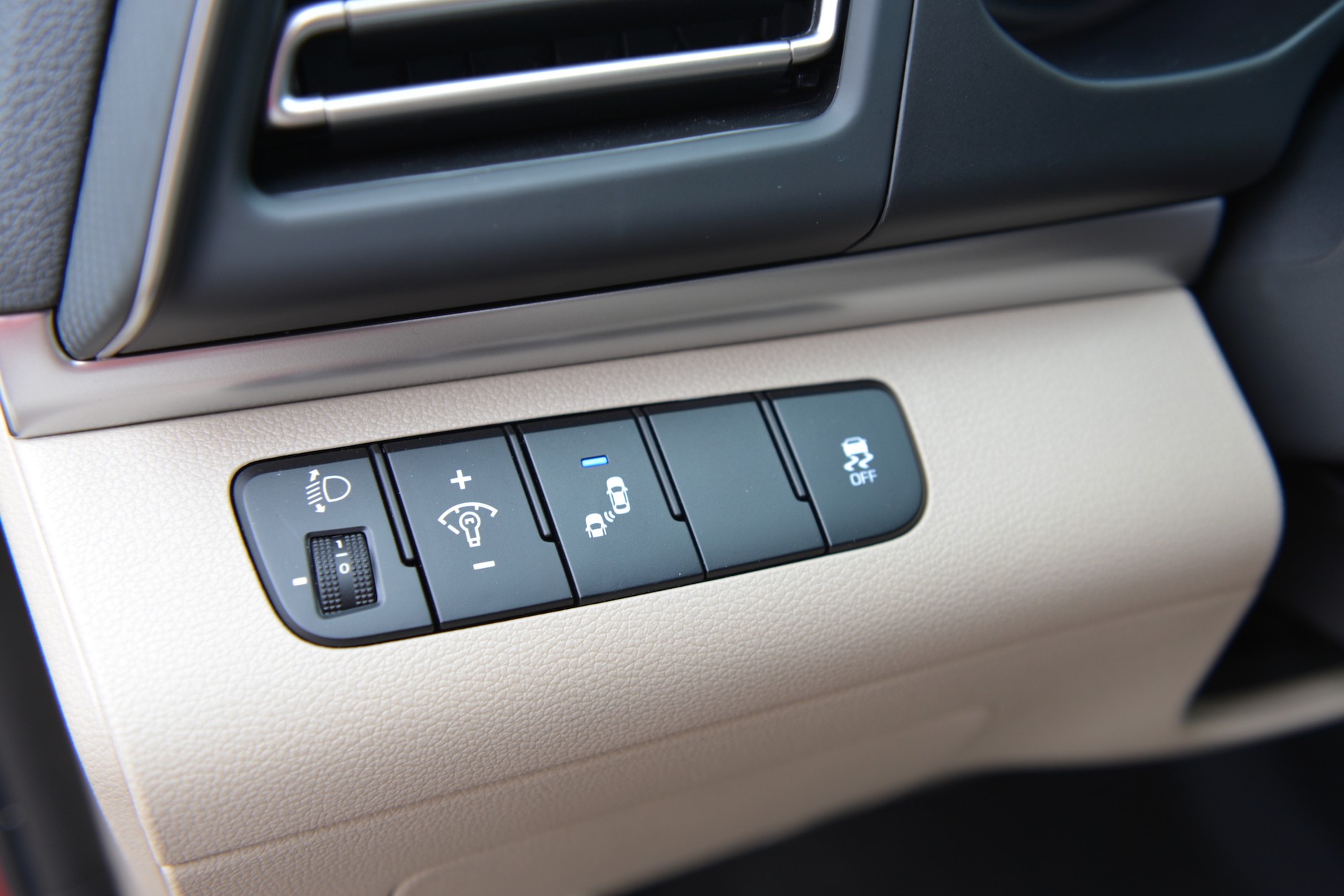 Hyundai Elantra 1.6 6AT