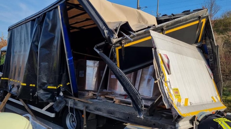 Zniszczona polska ciężarówka po zderzeniu na niemieckiej autostradzie