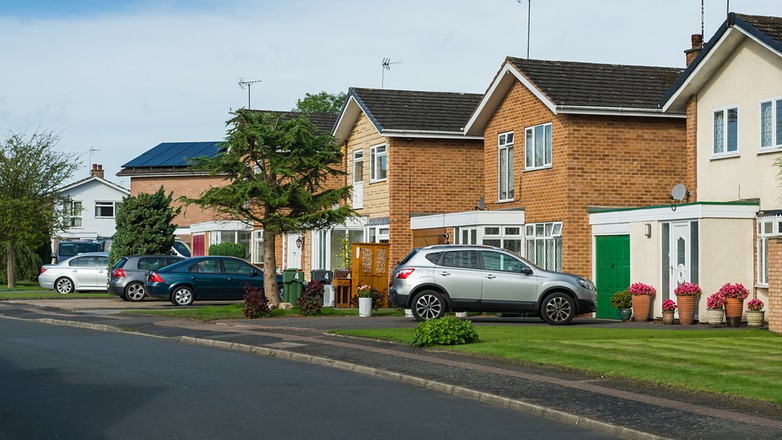 Samochód firmowy zaparkowany pod domem może sugerować wykorzystywanie go do celów prywatnych