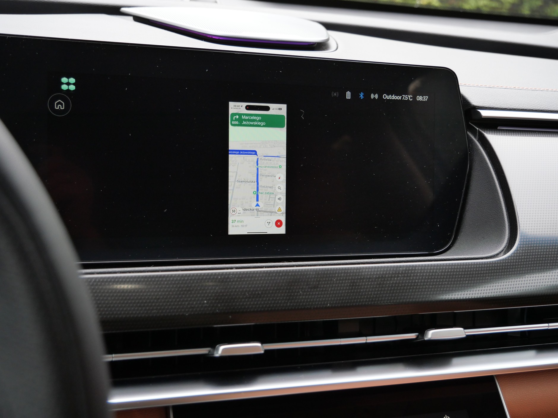 Po połączeniu telefonu z autem za pomocą chińskiej apkli, obraz na wyświetlaczu auta jest albo poziomy, albo pionowy – w zależności od położenia telefonu. Sterowanie możliwe tylko z telefonu – ekran auta jest w tym momencie martwy