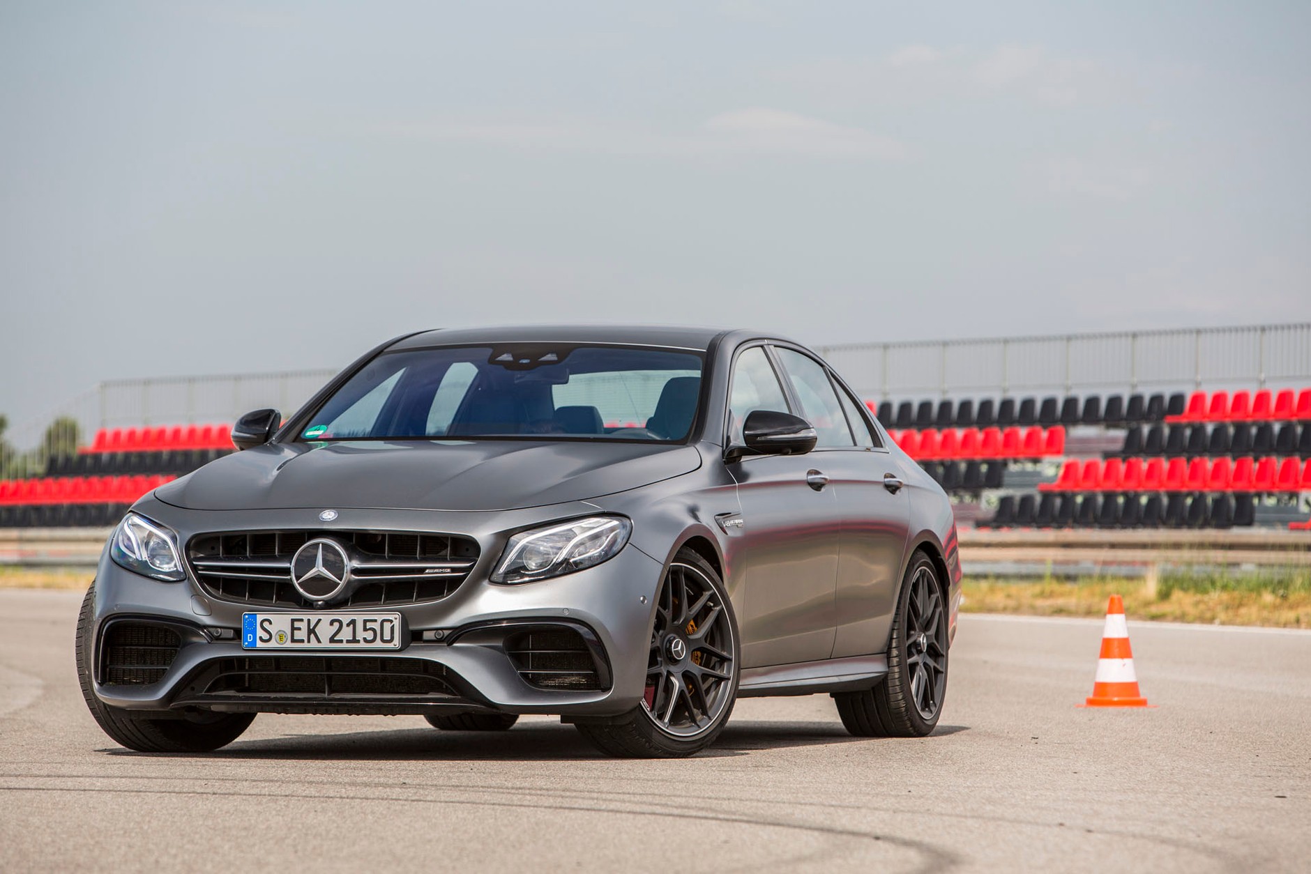 Mercedes-AMG E 63 S 4Matic+ - sportowiec o niewiarygodnych talentach