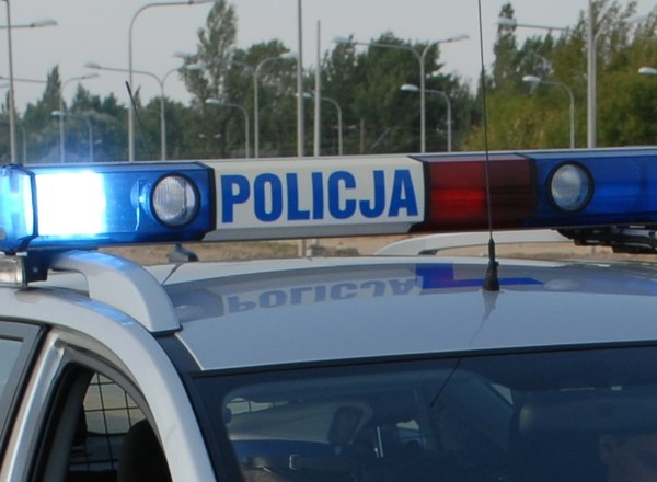 Cysterna z tlenem z policyjną eskortą – szybki transport do szpitala