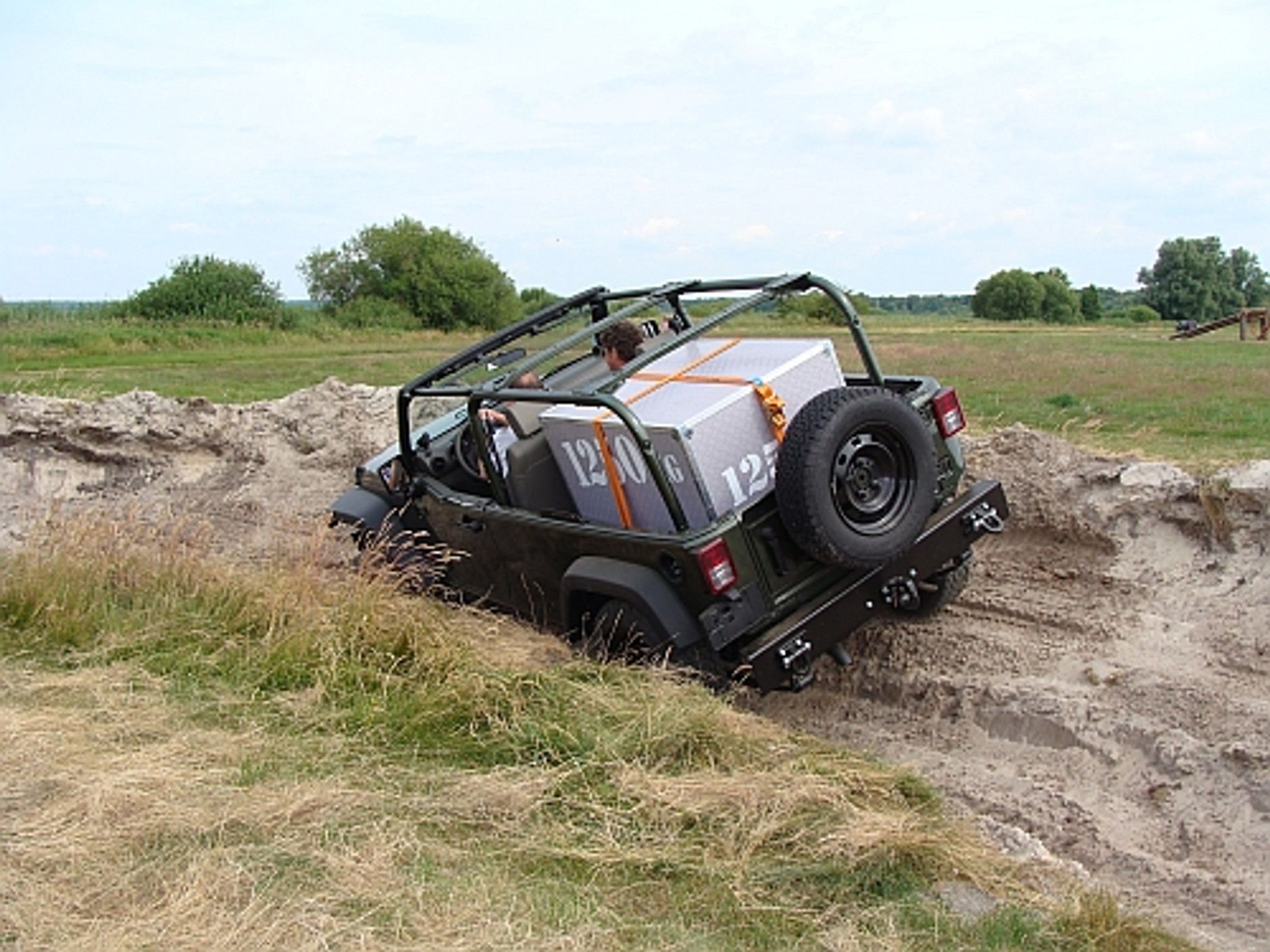 Jeep J8 w praktycznej wersji prosto z Kairu