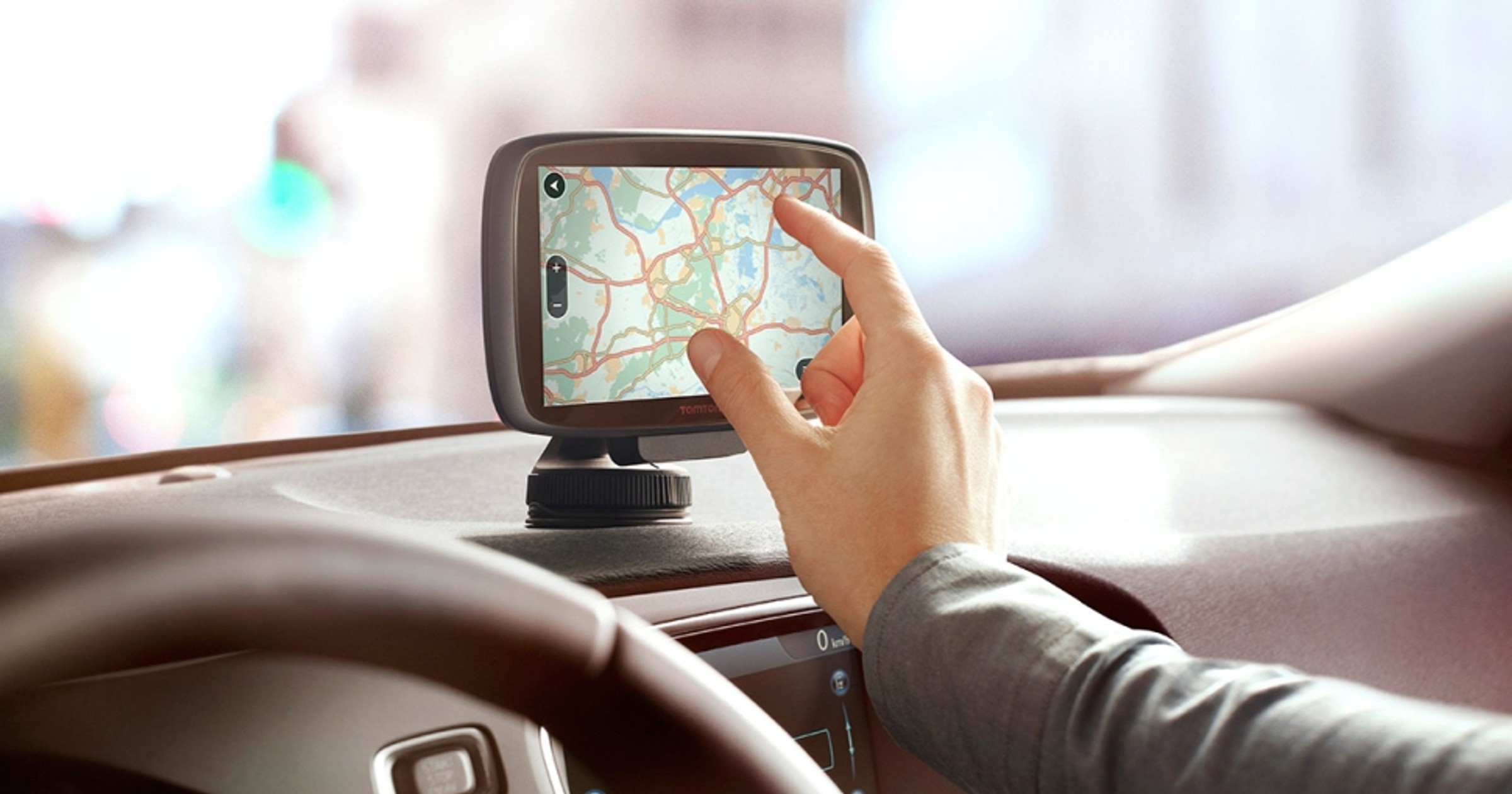Nie trzeba nawet wyznaczać trasy, by przejrzeć na mapie lokalizacje korków i innych utrudnień otrzymane z serwisu TomTom Traffic. 