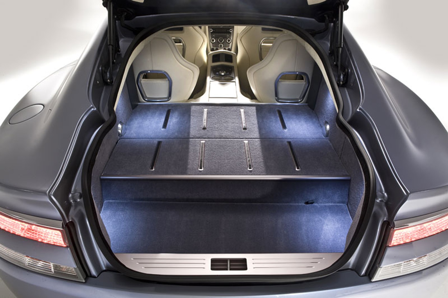 Aston Martin Rapide: nowe zdjęcia czterodrzwiowego coupe