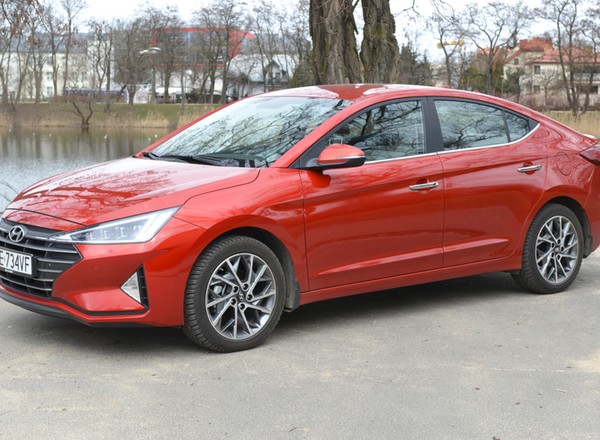 Hyundai Elantra 1.6 6AT – model z aspiracjami | TEST