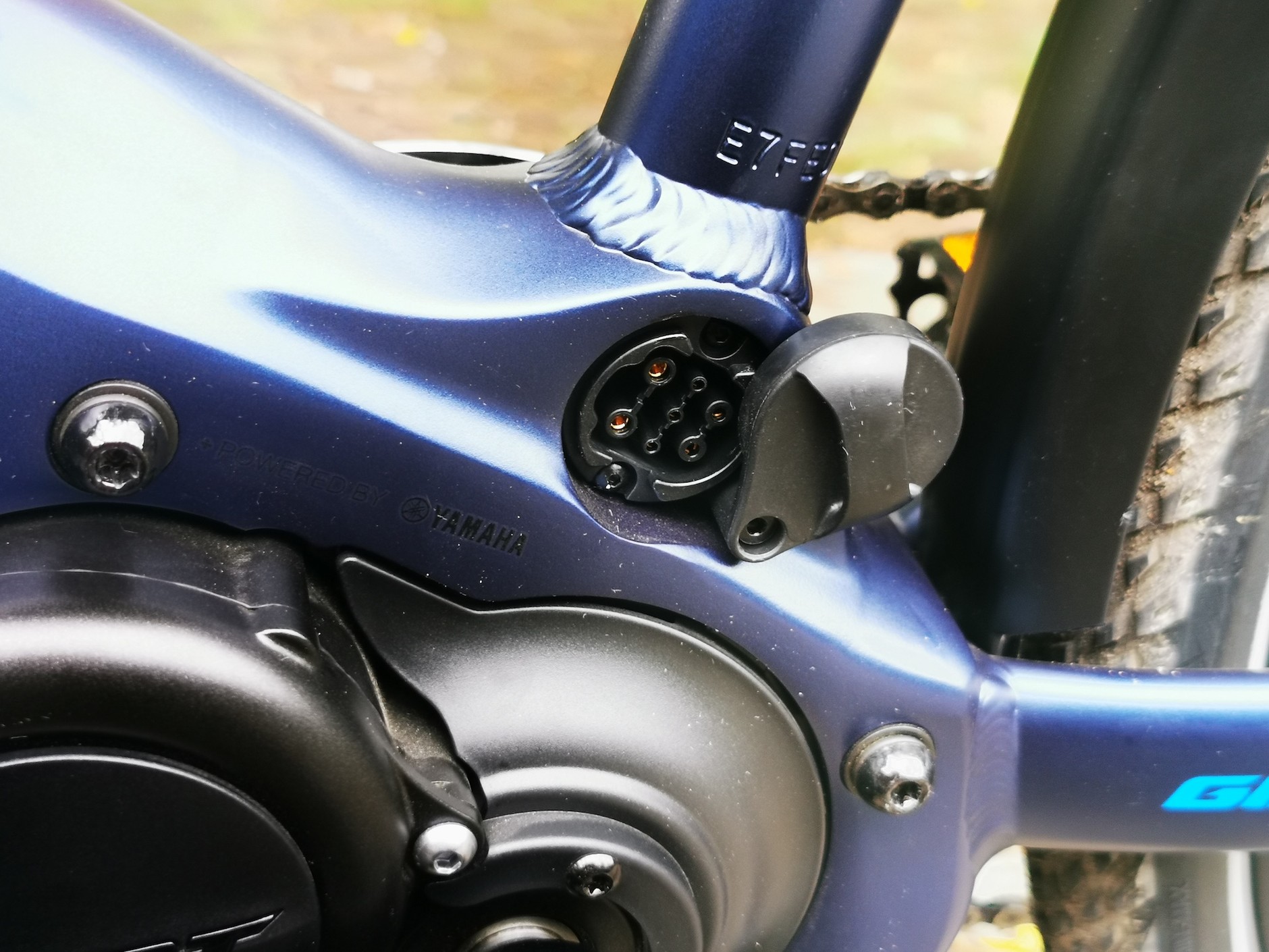 Giant Explore E+ 2: gniazdo do ładowania