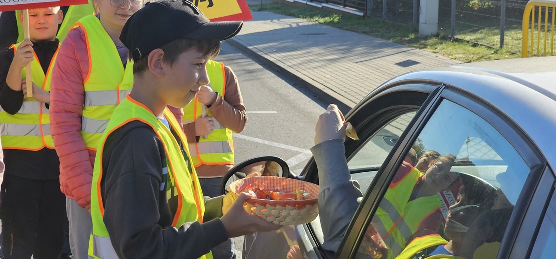 Policjanci z "drogówki przeprowadzili nietypową akcję. Rozdawali owoce