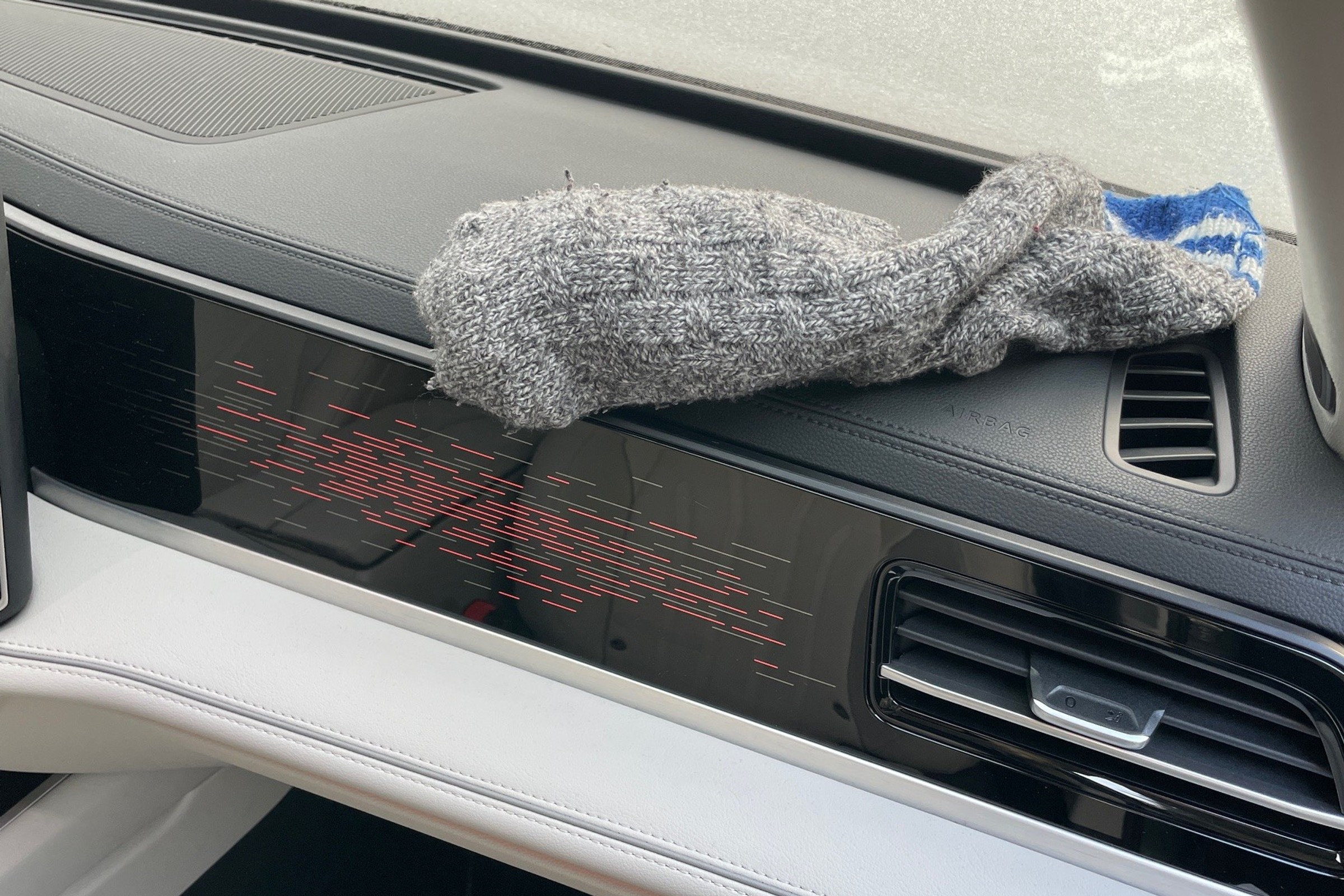 Skarpetki znalazły nietypowe zastosowanie. W zimie mogą przydać się w samochodzie