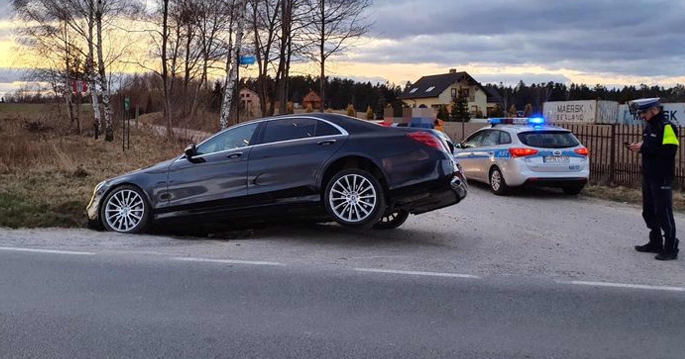 Kierowca Mercedesa Klasy S wpadł do rowu i uciekł z miejsca zdarzenia
