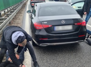 Straż Graniczna odzyskała Mercedesa za 220 tys. zł. Widowiskowe zatrzymanie na S7