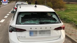 Zanim policjanci dotarli na miejsce, zdołał uszkodzić sześć samochodów