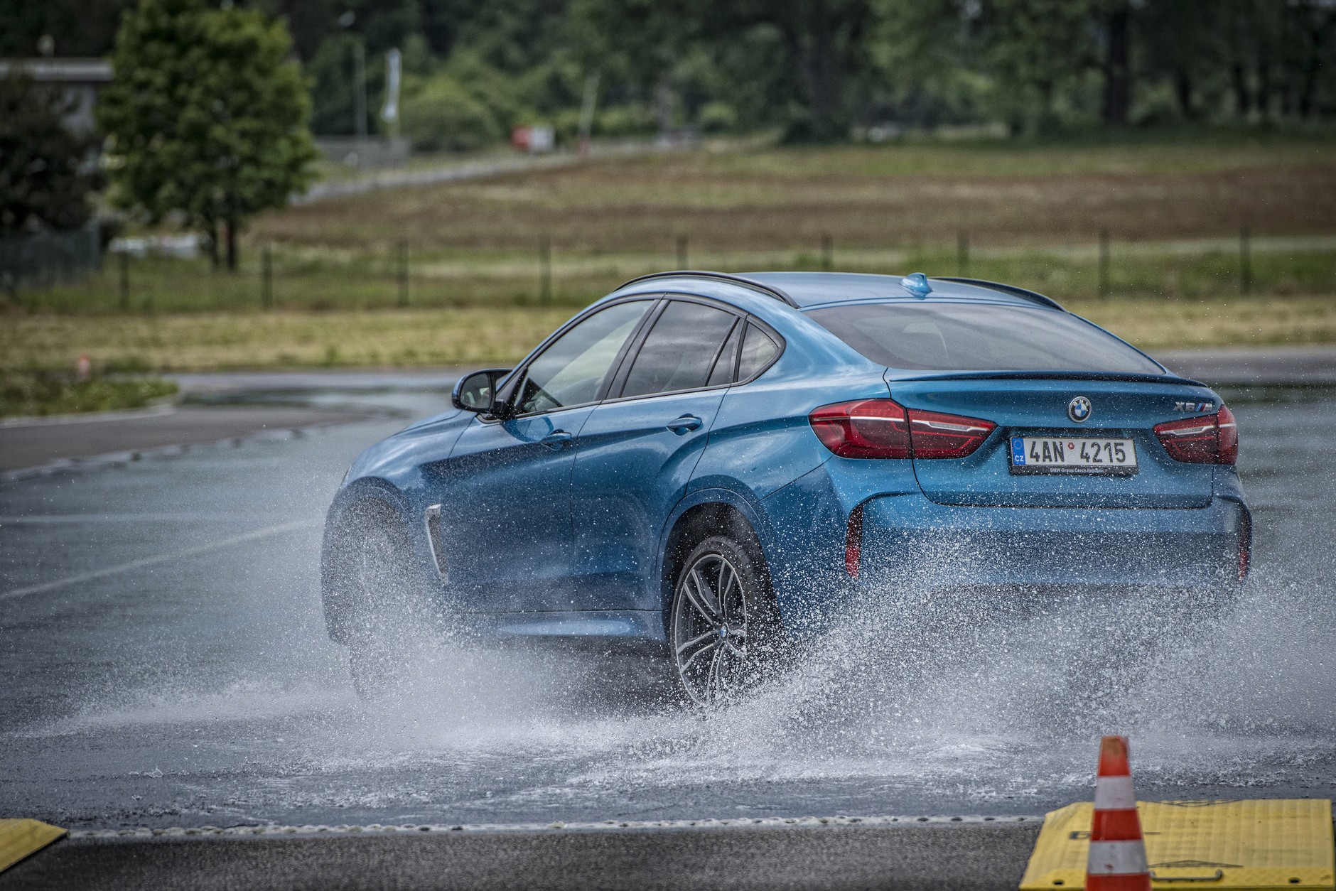 BMW X6 M (V8 biturbo/575 KM/4,2 s/2265 kg)