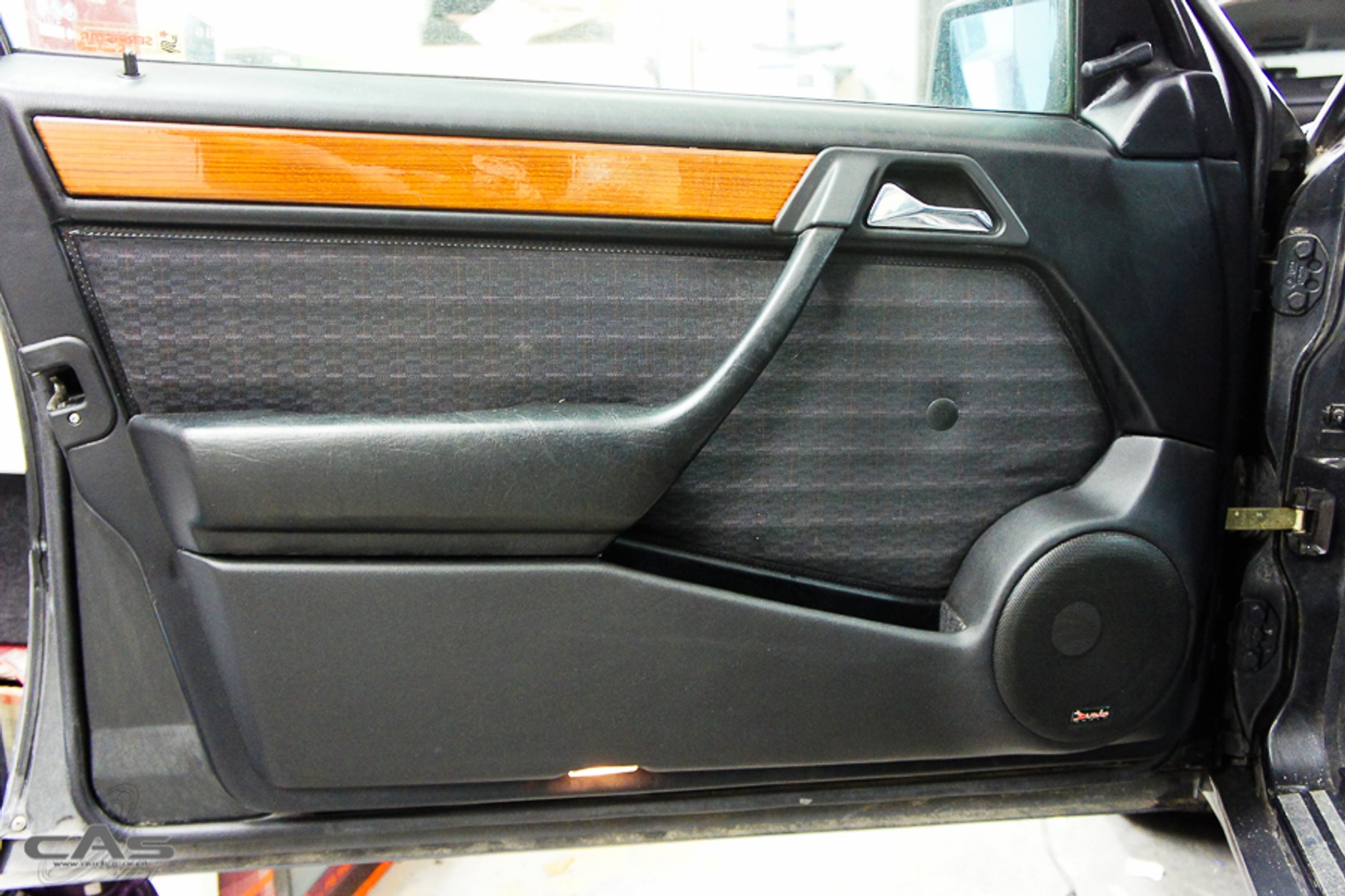 Panele drzwiowe z głośnikami Rainbow w W124