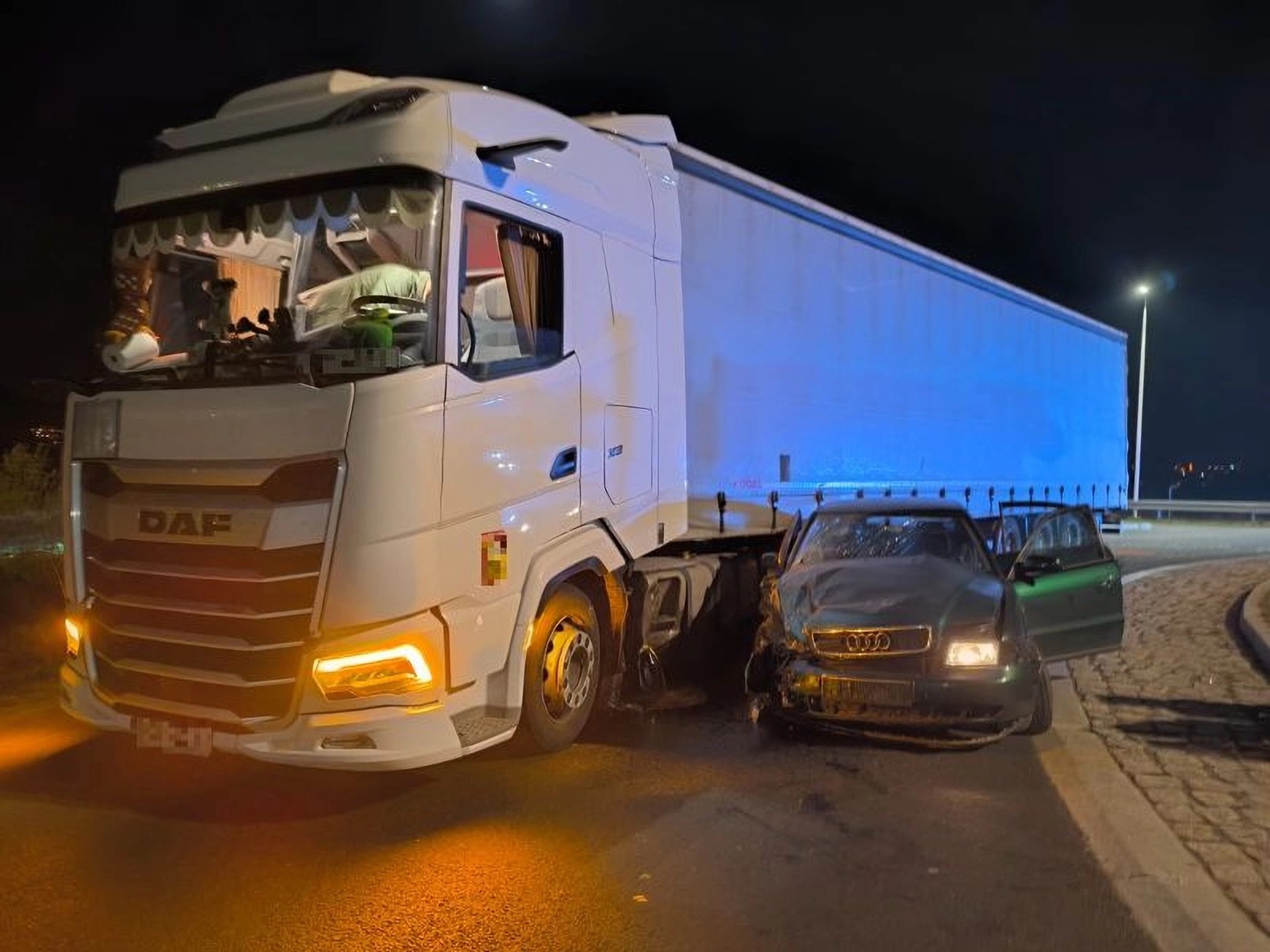 Pijana 17-latka starym Audi wjechała w tira. Wcześniej uciekała przed policjantami