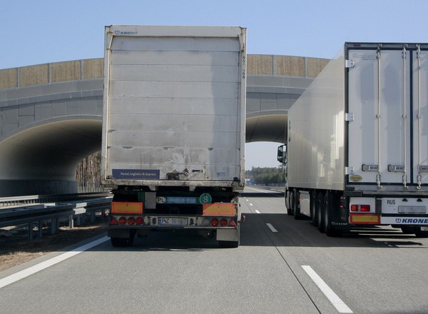 Koniec z wyprzedzaniem się ciężarówek na polskich drogach?