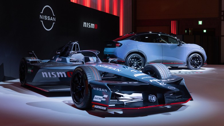 Bolid Formuły E na tle Nissana Leafa Nismo 