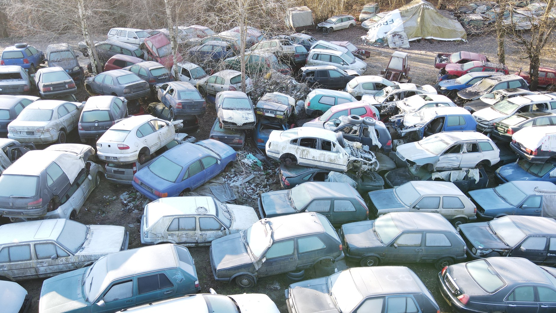 Nielegalne składowisko wraków i opon