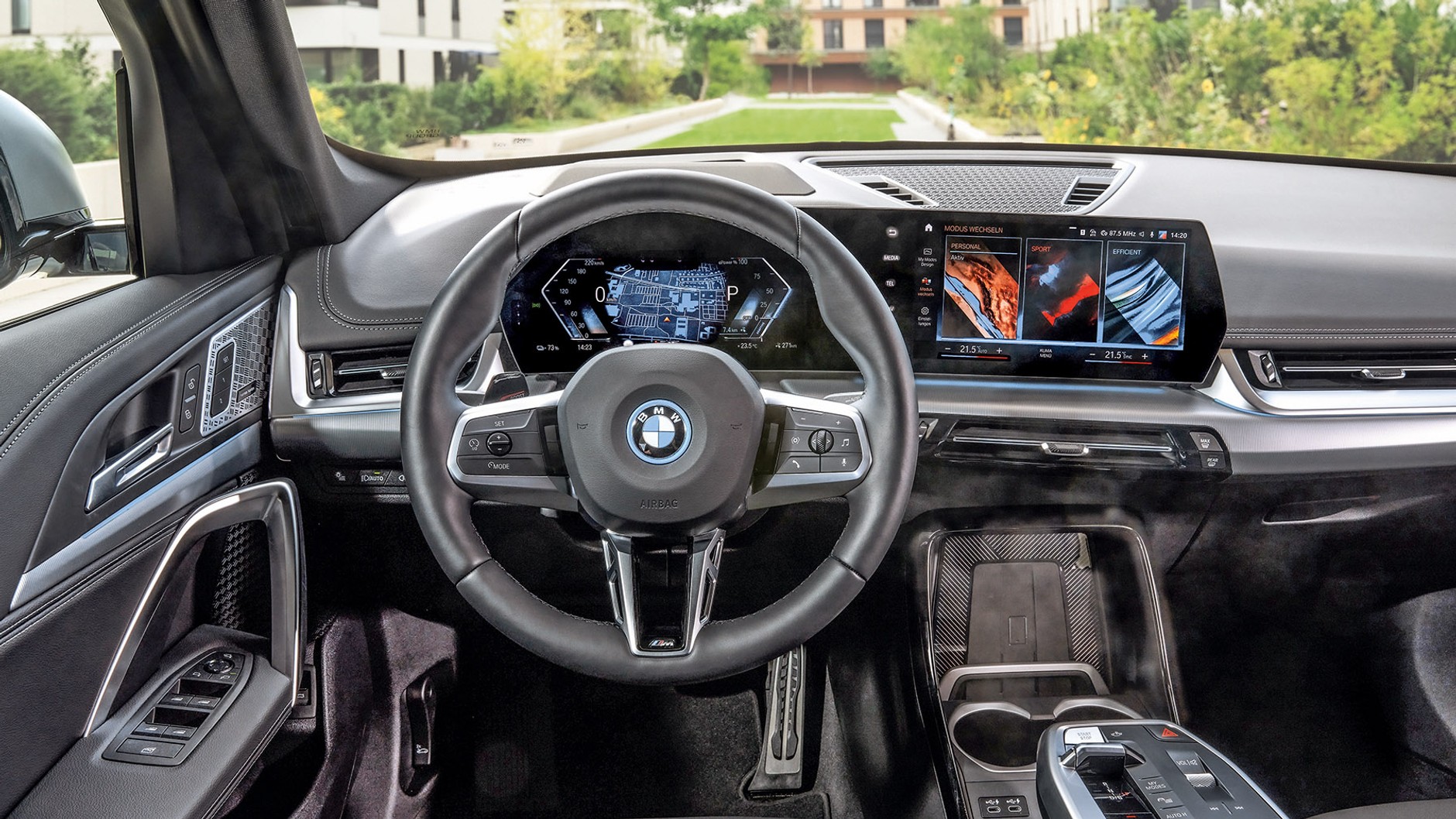 Eksplozje barw i "Iconic Sounds". Podczas gdy poszczególne programy jazdy są wizualizowane przez ruchome kolorowe obrazy na wyświetlaczu, w elektrycznym iX1 dodatkowo wyróżniają je specjalnie skomponowane motywy dźwiękowe. Naszym zdaniem to zbędne.