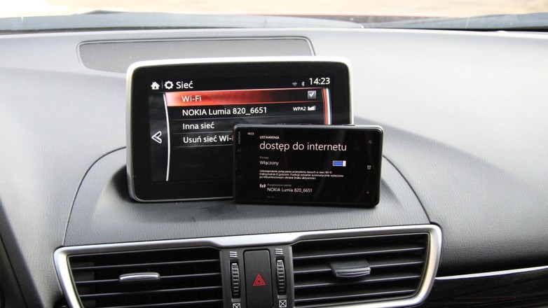 Jak połączyć się z internetem w Maździe? Odpowiedź jest prosta: poprzez Wi-Fi.