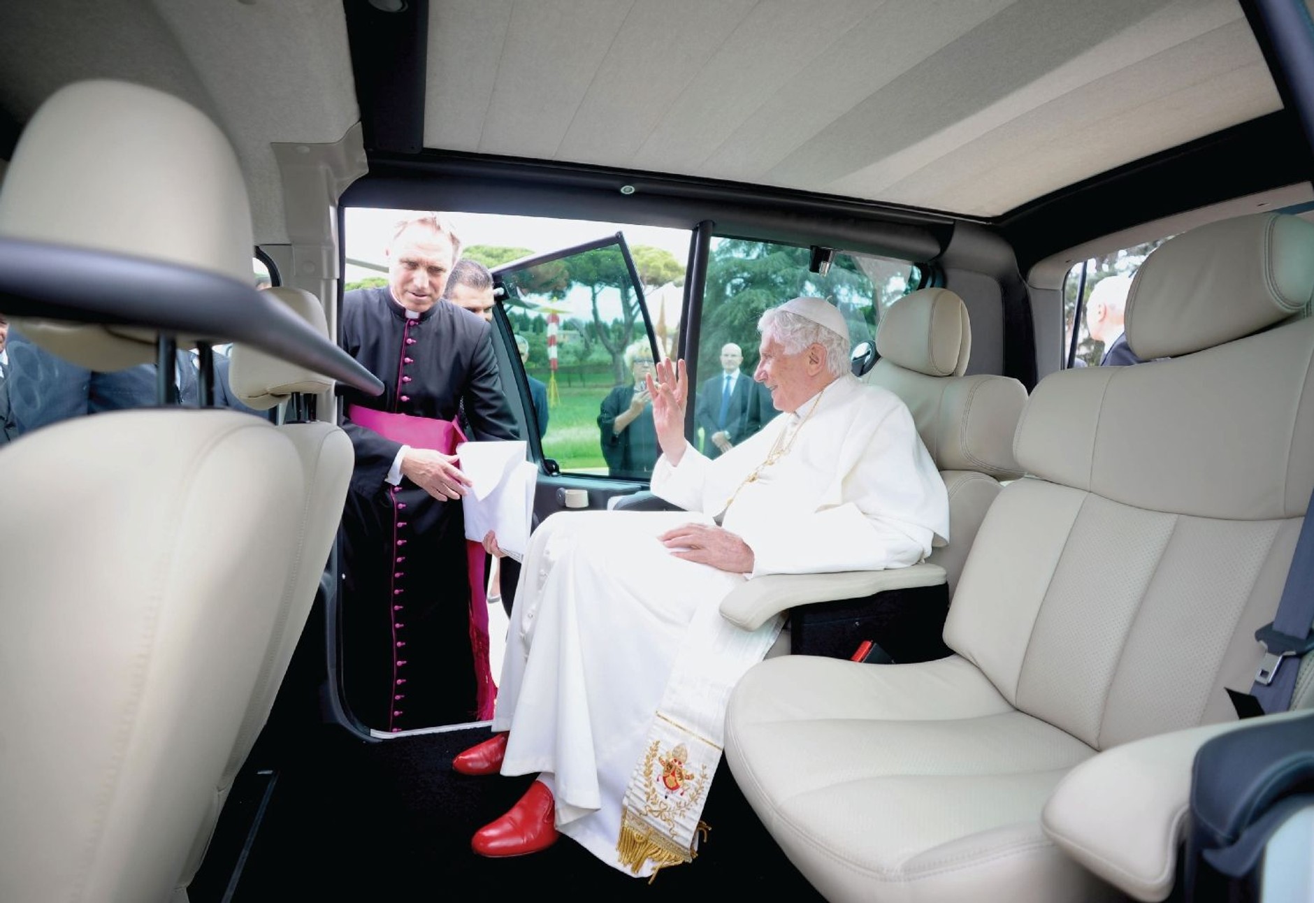 Papieskie elektryczne Renault Kangoo