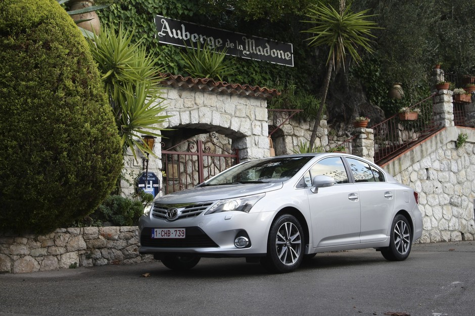 Kia Optima kontra Toyota Avensis: czy można pokonać mistrza?