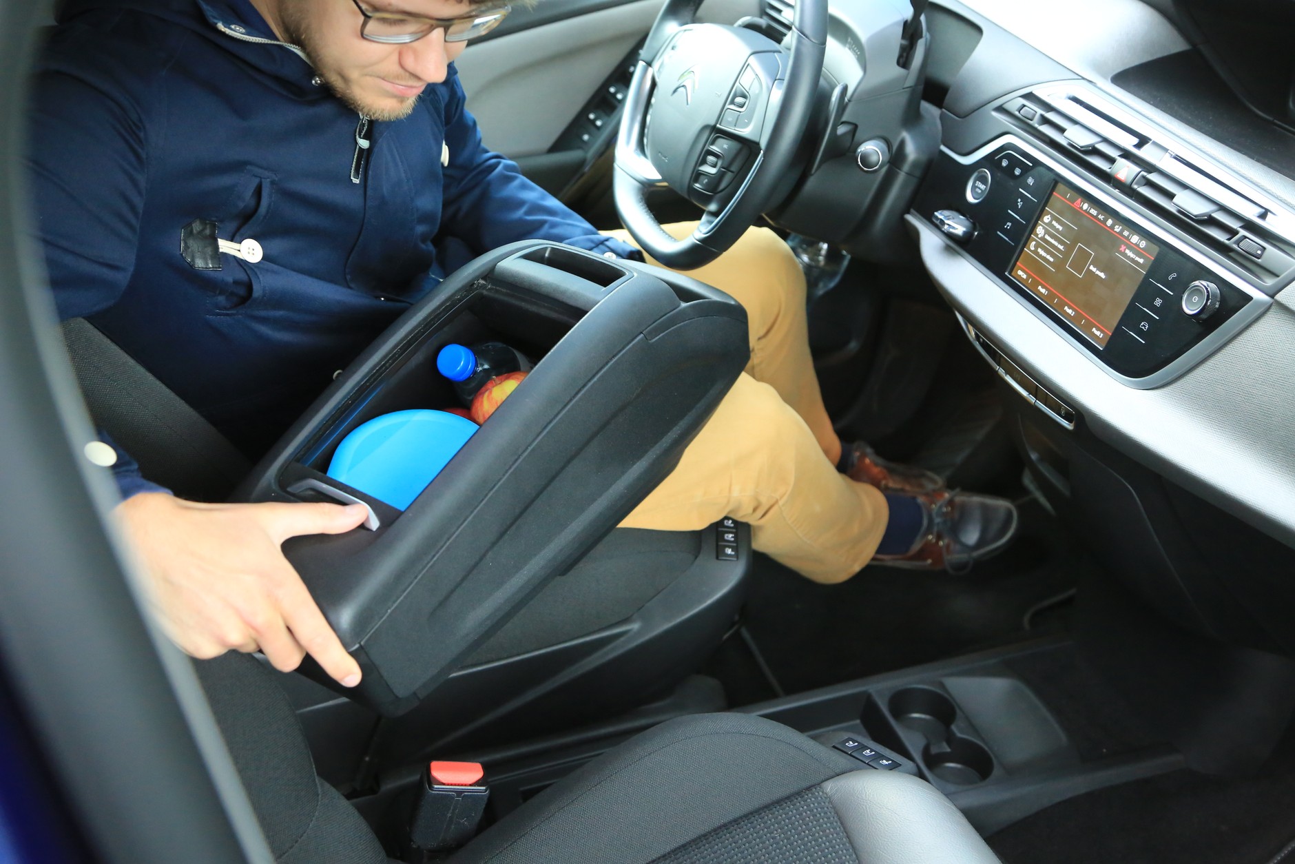 Duży schowek z roletą, który mieści prowiant na dłuższą podróż