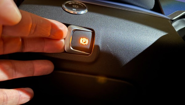 Elektryczny hamulec postojowy – co się stanie, gdy go włączysz podczas jazdy?