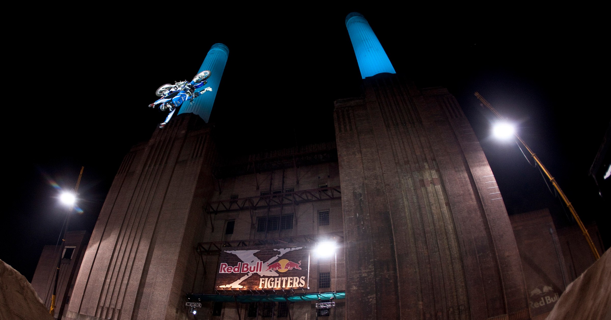 Red Bull X-Fighters tym razem w londyńskiej elektrowni Battersea