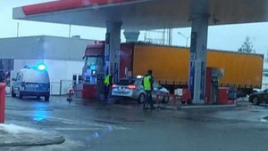 Kierowca tira jechał "od boku do boku". Policjanci zatrzymali go na stacji paliw