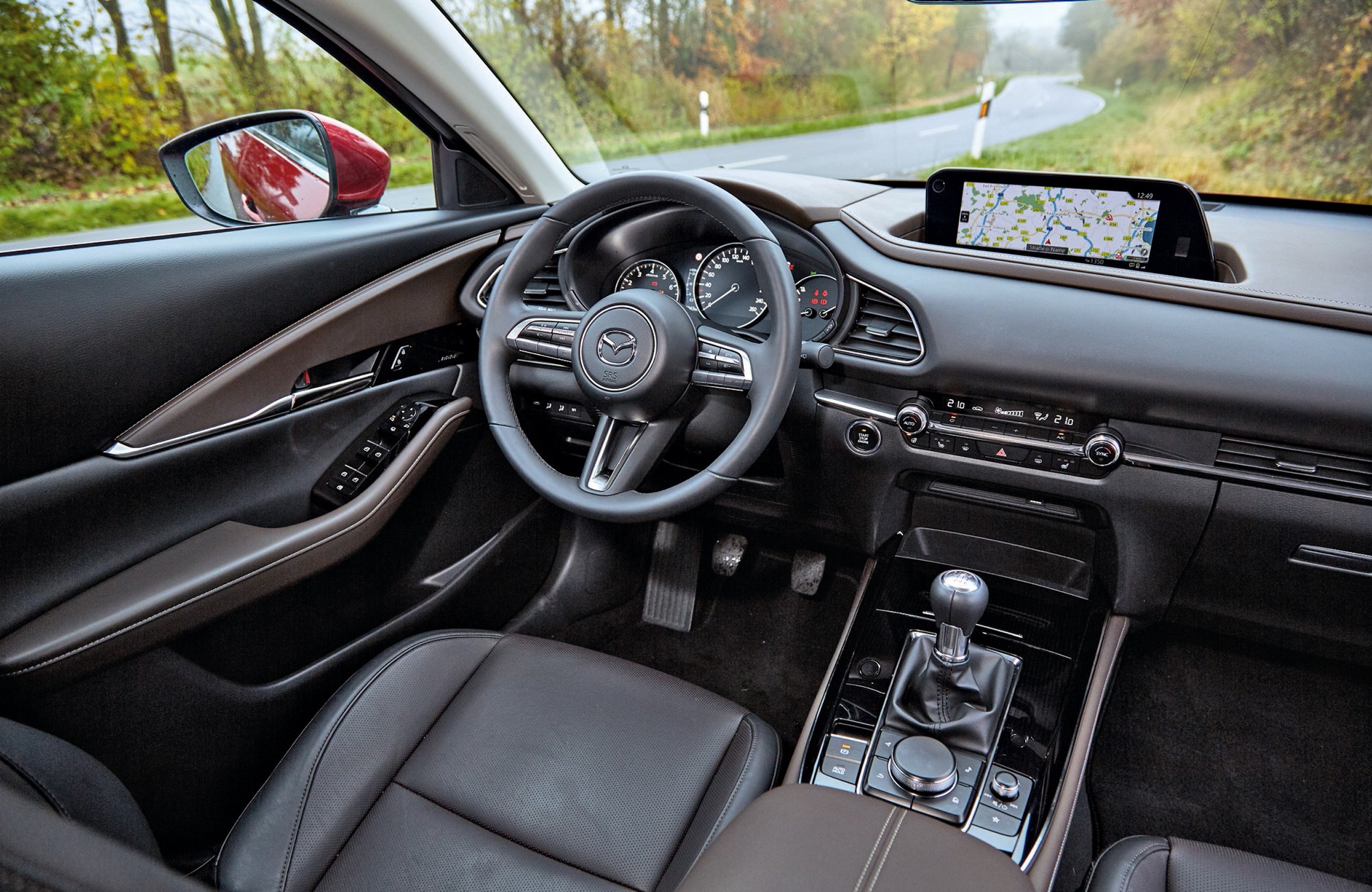 Porównanie 4 par SUV-ów: Mazda, Mitsubishi, Jeep i Volkswagen.