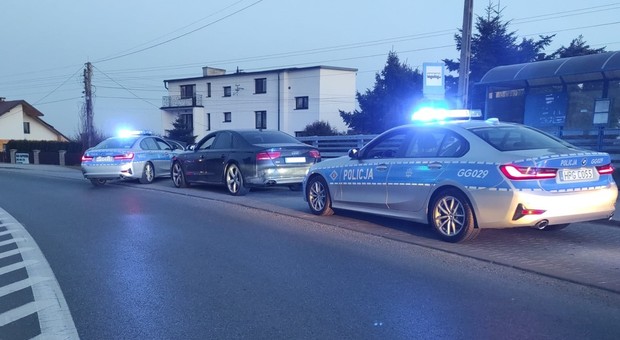 Miał ponad trzy promile, narkotyki we krwi i próbował przekupić policjantów. Ujęto go po pościgu