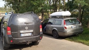 Szalona ucieczka ulicami Polic. Uwagę policjantów zwróciła naklejka na aucie