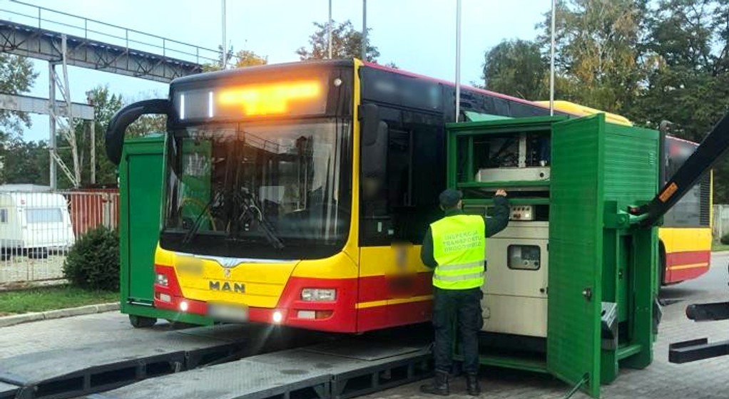 Badanie autobusu miejskiego na mobilnej stacji diagnostycznej
